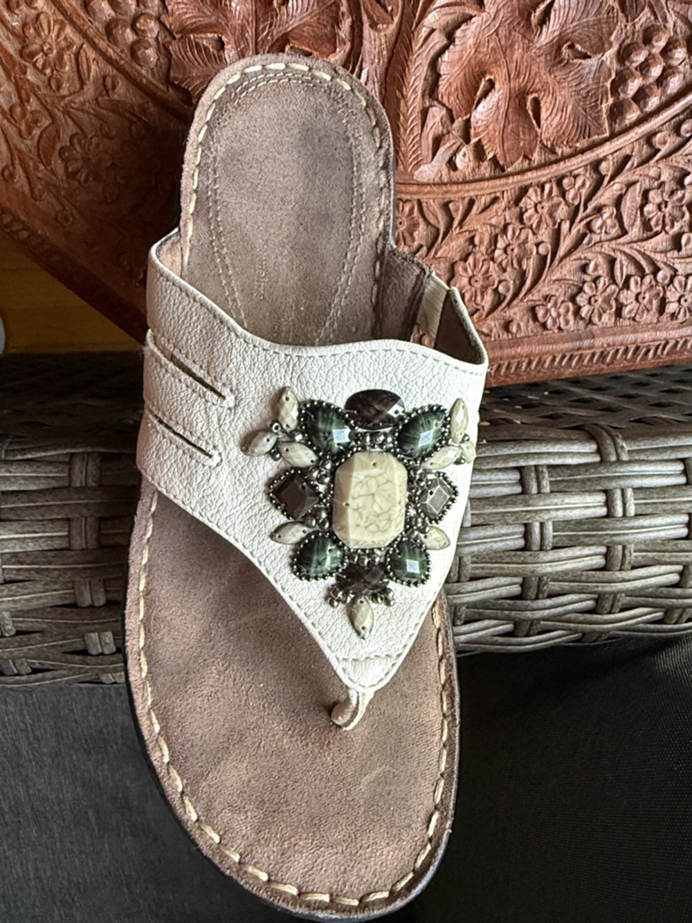 WHITE NATURAL SOUL BY NATURALIZER SANDALS WITH STONES DESIGN